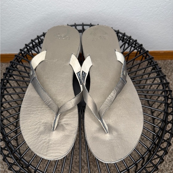 UGG Metallic Silver Leather Flip Flop Sandals Size 8 - Picture 3 of 6